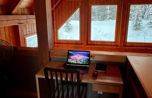 Hyak House | Spacious Luxury View Home: Steps to Hike & Bike, 10pp