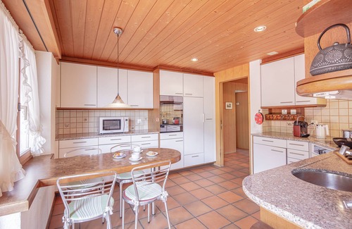 Brienz House | Spacious Luxury Villa with Magnificant views, 5 min walk to the lake