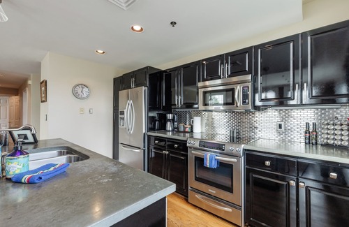 Greenville Downtown Apartment | Spacious Main St Loft | 2BD/2BA + Low cost parking