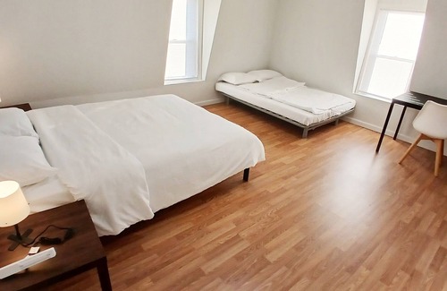 New London House | Spacious master bedroom with a queen and full bed, 2 blocks from Route 95