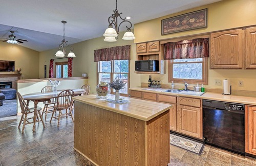 Miamisburg House | Spacious Miamisburg Home w/ Deck & Yard!