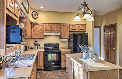 Miamisburg House | Spacious Miamisburg Home w/ Deck & Yard!