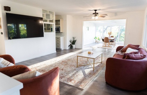 Turners House | Spacious Mid-Century Cozy Home with Lake View