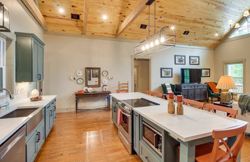 Midway Cottage | Spacious Midway Cottage w/Porches, Near Hunting!