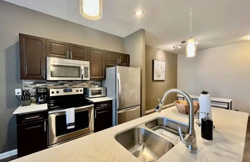 North Burnet House | Spacious & Modern 1Bd Domain w/Shared Pool & Gymn