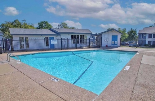 Sherman Apartment | Spacious modern 2 bdrm apt with pool, washer/dryer, internet, great location