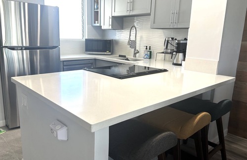 Waikiki Condo | Spacious Modern 2Bdrm Condo, Free Parking in Bldg., Full Kitchen, Sleeps 6.