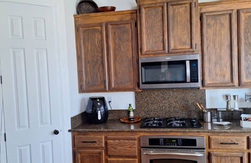 Roosevelt House | Spacious Modern 3 bedroom House Near Airport