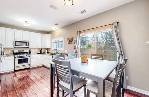 Aurora House | Spacious Modern 3BR Home in Quiet Aurora Neighborhood – Perfect for Stock Show A