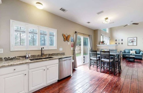 Aurora House | Spacious Modern 3BR Home in Quiet Aurora Neighborhood – Perfect for Stock Show A