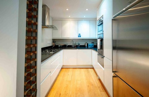 Churchill House | Spacious & Modern 3BRs house in central london