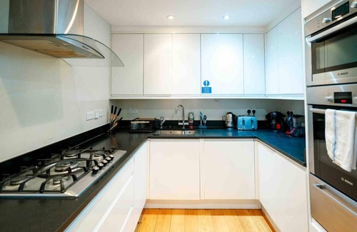 Churchill House | Spacious & Modern 3BRs house in central london
