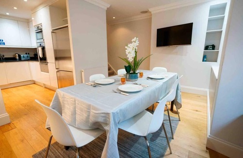 Churchill House | Spacious & Modern 3BRs house in central london