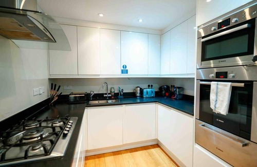 Churchill House | Spacious & Modern 3BRs house in central london