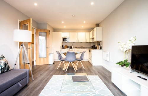 Oxford City Centre Apartment | Spacious modern apartment within Oxford Castle grounds