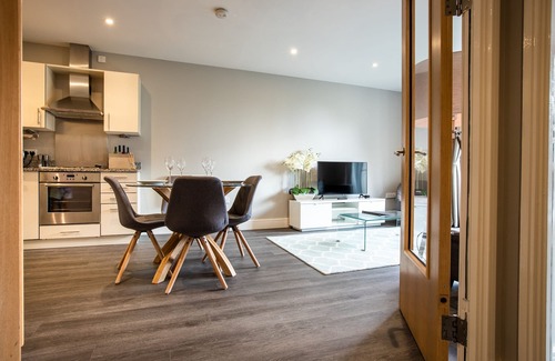 Oxford City Centre Apartment | Spacious modern apartment within Oxford Castle grounds