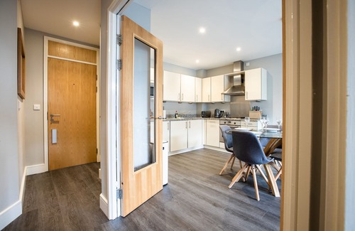 Oxford City Centre Apartment | Spacious modern apartment within Oxford Castle grounds