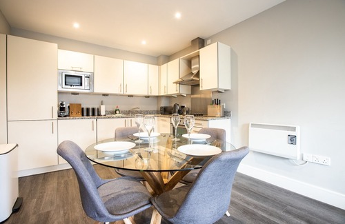 Oxford City Centre Apartment | Spacious modern apartment within Oxford Castle grounds