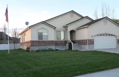 Tremonton House | Spacious Modern Basement with Private Entrance