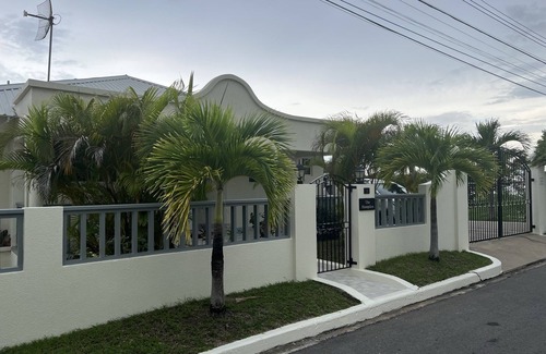 Prospect Villa | Spacious, modern and well-situated residence - 5mins walk to the beach!