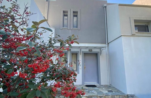 Mytilene House | Spacious , modern beachfront maisonette in a verdant suburb near the city centre