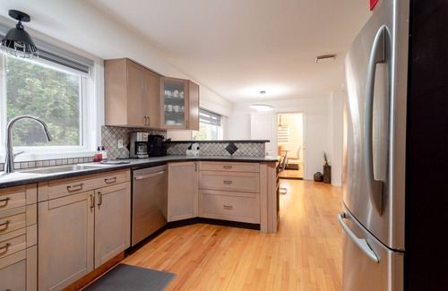 White Rock House | Spacious & Modern by the Beach ~ King & Queen Beds