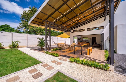Sardinal House | Spacious modern home with firepit, lush yard, dog friendly & near beach