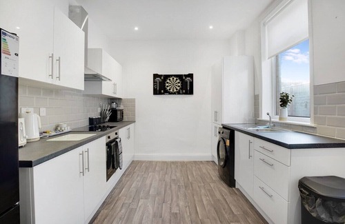 Sunderland House | Spacious & Modern Oasis, 4-Bed House, Sleeps 7