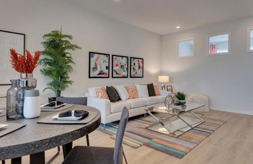 Southeast Calgary House | Spacious Modern Home With King Bed & Office