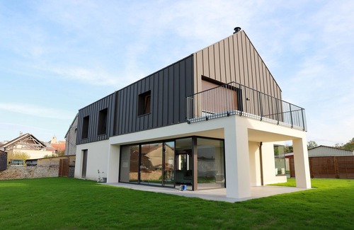 Cuchery House | Spacious Modern House with Private Pool & Garden – Perfect for 12 Guests