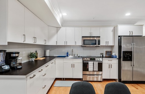 Northwest House | Spacious, Modern Luxury 2 bed, 2 bath w/Spectacular Rooftop!