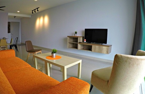 Kuala Lumpur Condo | Spacious, modern, near LRT station (5 mins walking)