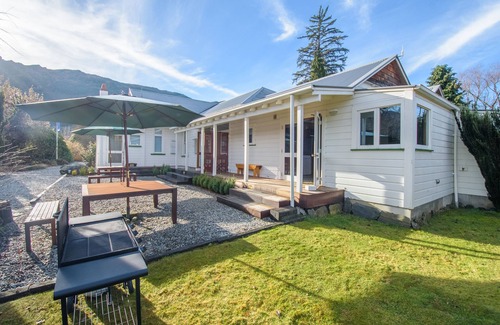 Speargrass Flat Apartment | Spacious, Modern Studio Apartment below Coronet Peak