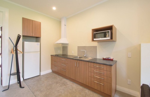 Speargrass Flat Apartment | Spacious, Modern Studio Apartment below Coronet Peak
