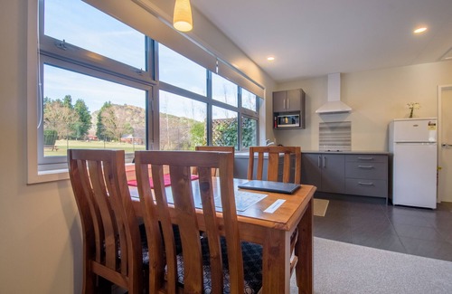 Speargrass Flat Apartment | Spacious, Modern Studio Apartment below Coronet Peak