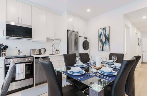 Grange Park Hotel | Spacious Modern Suite—3 min to UofT, Sleeps 10