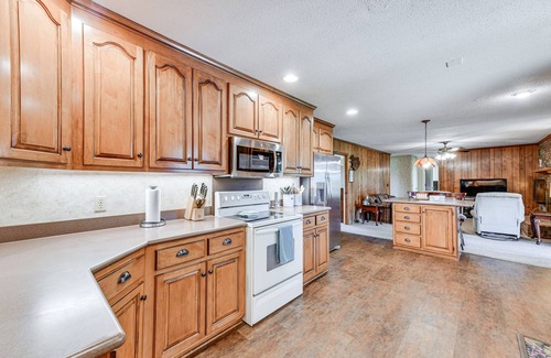Southmont House | Spacious Mount Pleasant Home w/Grill & Yard!