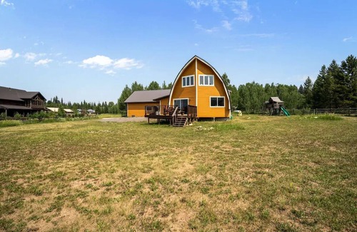 Lazy Acres Cabin | Spacious Mountain Cabin- 8 min. to Yellowstone Nat. Park. Beautiful Views.