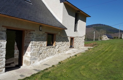 Campan Cottage | Spacious Mountain Barn, Beautifully Restored, Stunning Views