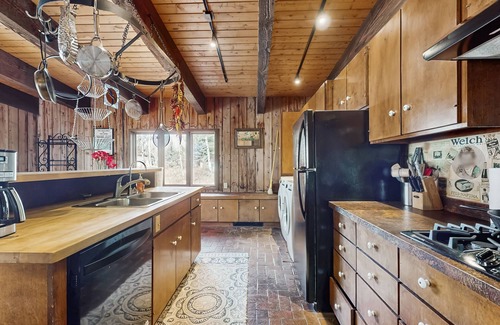 Mountain Valley Cabin | Spacious Mountain Lodge-Style Home with Free WiFi - Nearby Ski Access