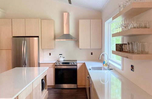 Londonderry House | Spacious mountainside retreat - Fireplaces, New kitchen, Great for groups