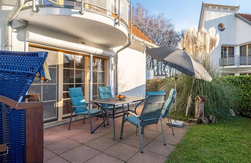 Zingst Apartment | Spacious Möwennest vacation apartment with terrace, garden view and pool in Zingst