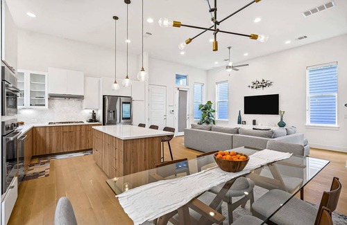 Austin House | Spacious, Near Downtown & Mueller - Urban Elegance