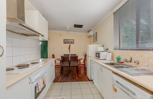 Gosnells House | Spacious, neat and convenient holiday home