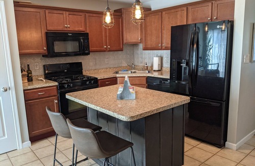 Bellefonte House | Spacious New Townhouse - 10 mins from PSU