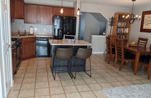 Bellefonte House | Spacious New Townhouse - 10 mins from PSU