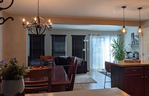 Bellefonte House | Spacious New Townhouse - 10 mins from PSU
