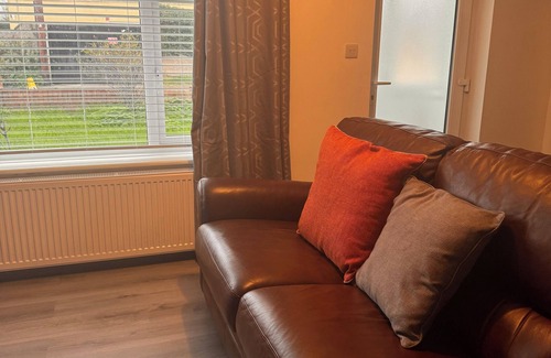 Havering House | Spacious, Newly Decorated 4bedroom Family House in a quiet residential area