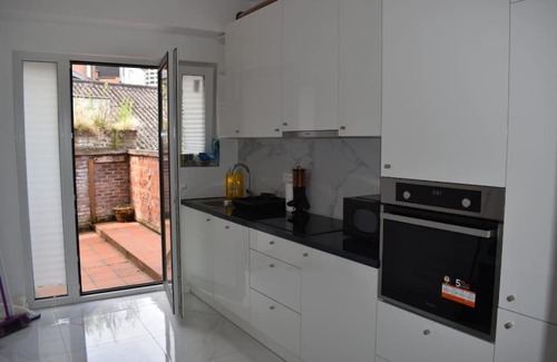 Boom House | Spacious, Newly Renovated Home - 8 Min Walk to Tomorrowland