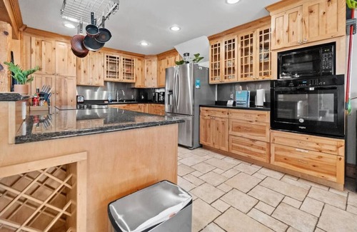 Richmond House | Spacious Oasis on Monument | Incredible Backyard